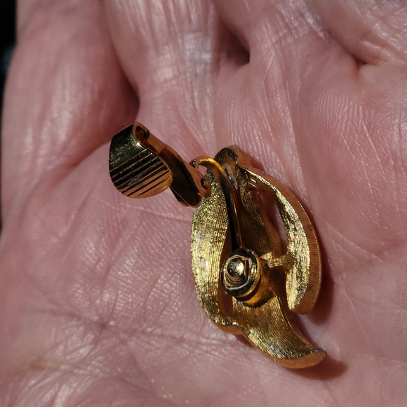 Vintage 'Flame' Clip-on Earrings - Picture 5 of 9